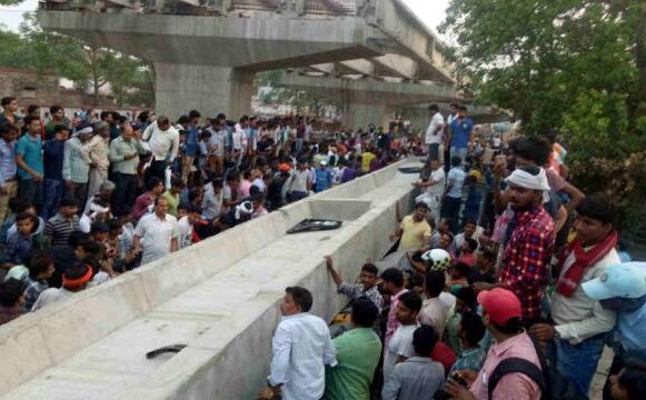 टला बड़ा हादसा, बनारस में निर्माणाधीन फ्लाईओवर की एक और बीम गिरने से बची