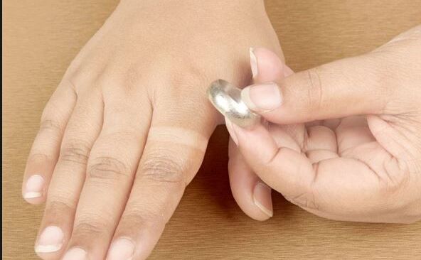 आसान टिप्स से हटाएं हाथों में बने अंगूठी के निशान