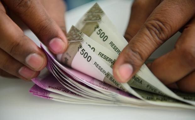 डॉलर के मुकाबले रुपया टूटकर 69.80 के पार निकला, जानें आम आदमी को होंगे कौन से नुकसान डॉलर के मुकाबले रुपया टूटकर 69.80 के पार निकला, जानें आम आदमी को होंगे कौन से नुकसान