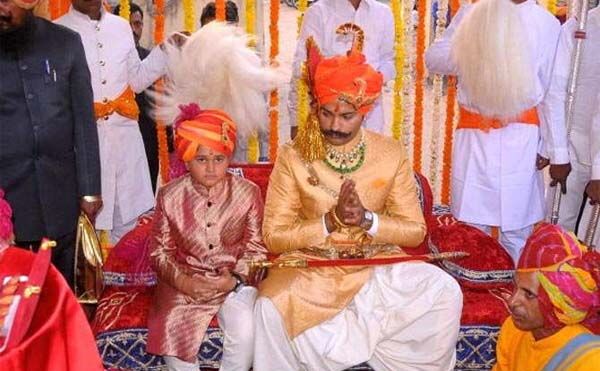 पाकिस्तान में जहाँ हिन्दुओं के साथ इतना अत्याचार होता है, वहीँ नवाबों की तरह रहता है यह राजपूत पाकिस्तान में जहाँ हिन्दुओं के साथ इतना अत्याचार होता है, वहीँ नवाबों की तरह रहता है यह राजपूत